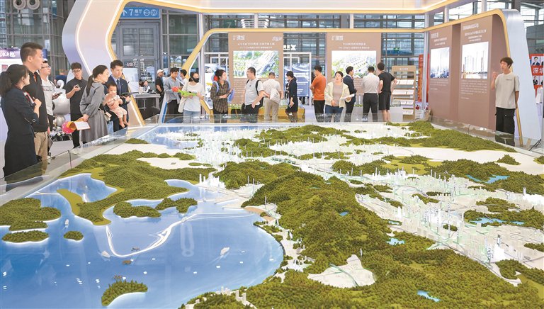 昨日，2024深圳国际物业管理产业博览会暨深圳房地产交易会在深圳会展中心（福田）开幕。 深圳特区报记者 李忠 摄